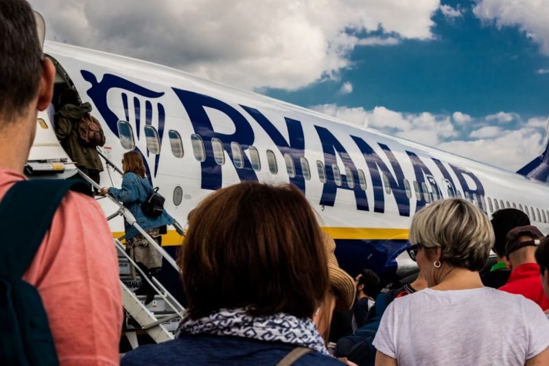 Ryanair potvrdil: Zamestnanci dostávajú bonusy za pokutovanie väčšej príručnej batožiny