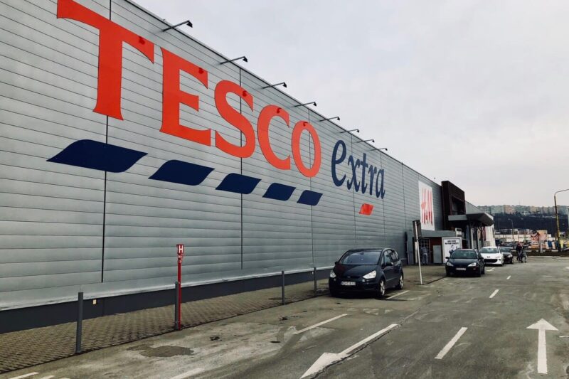Tesco môže predať stovky predajní. V hre je aj 183 obchodov na Slovensku